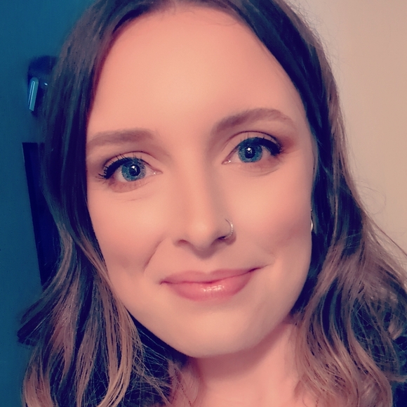 Meet your Posher, Erin - Picture 1 of 2